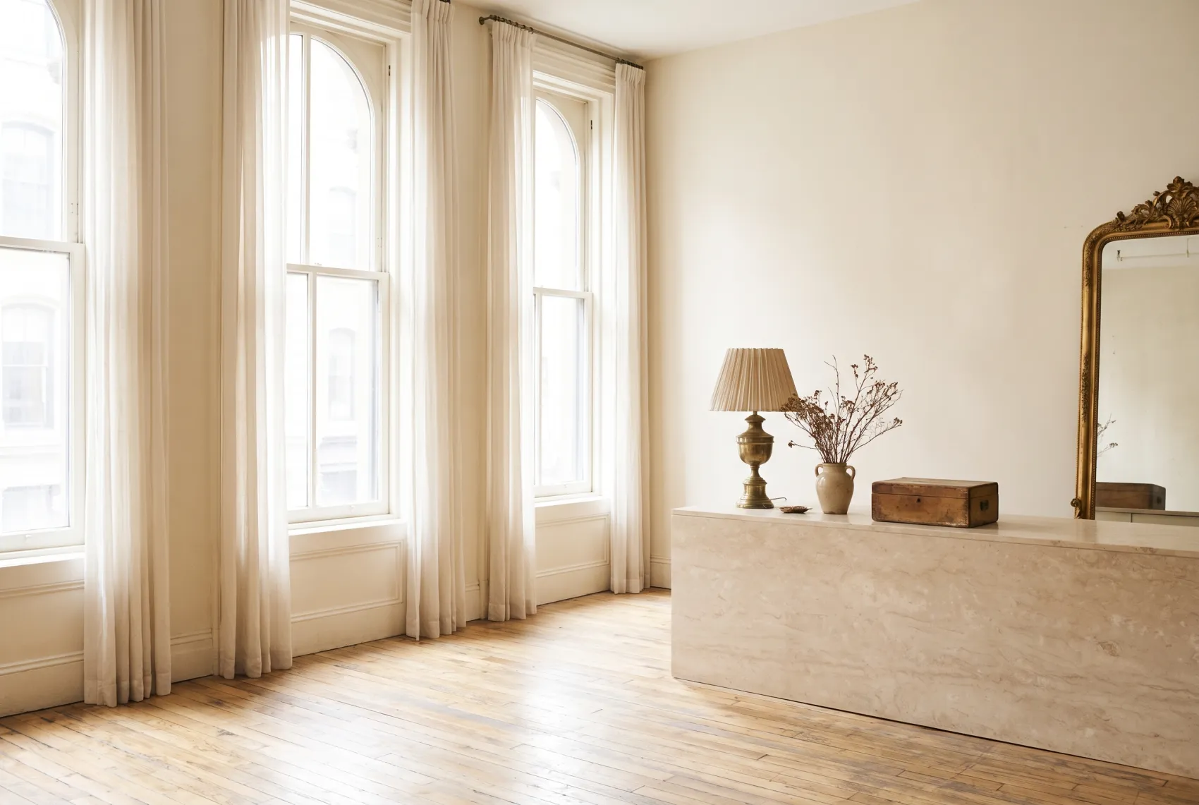 Intérieur new-yorkais baigné de lumière dorée, chaque espace habillé d’objets anciens