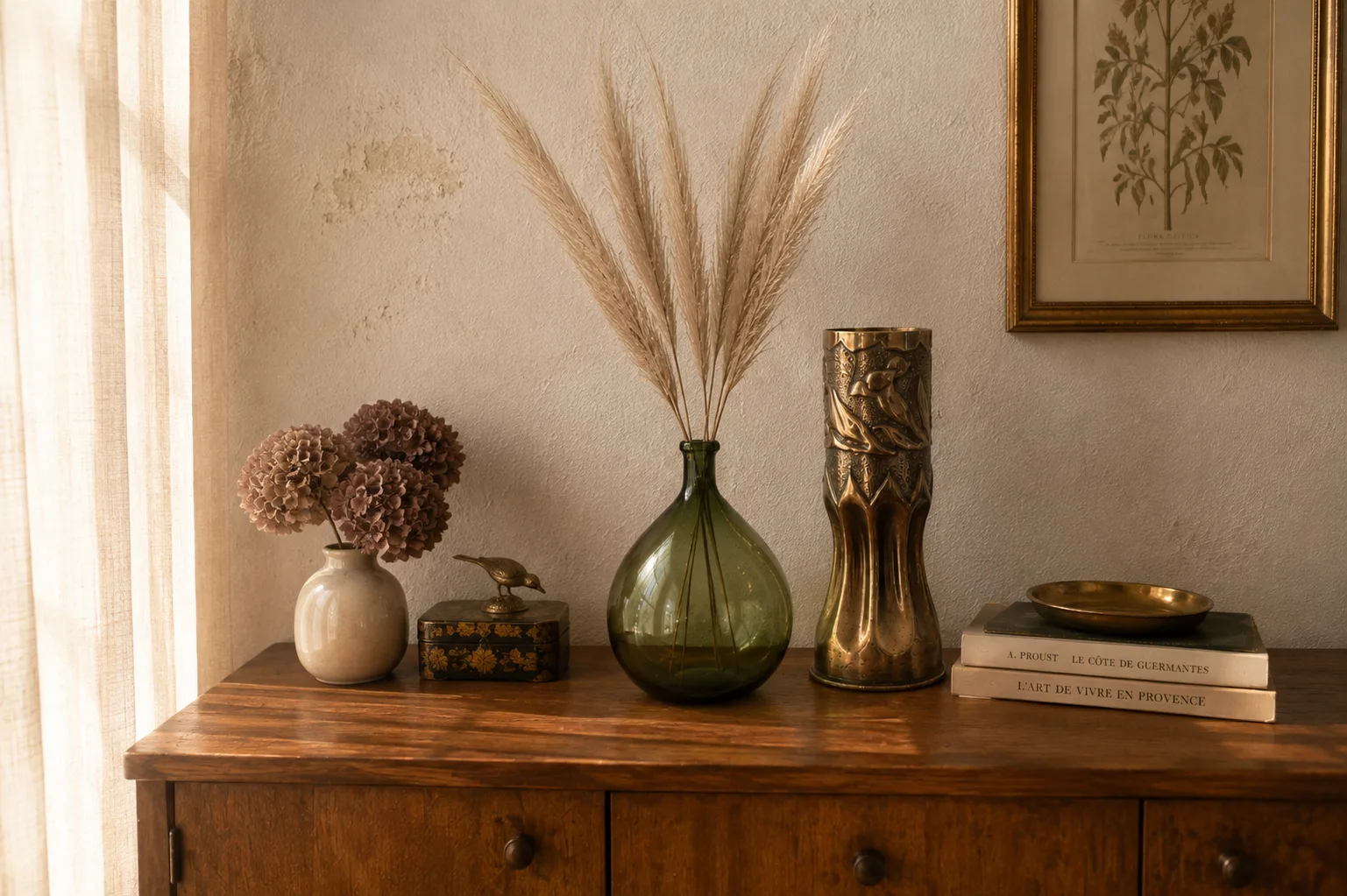 Composition de vases, fleurs séchées et objets anciens sur un meuble en bois