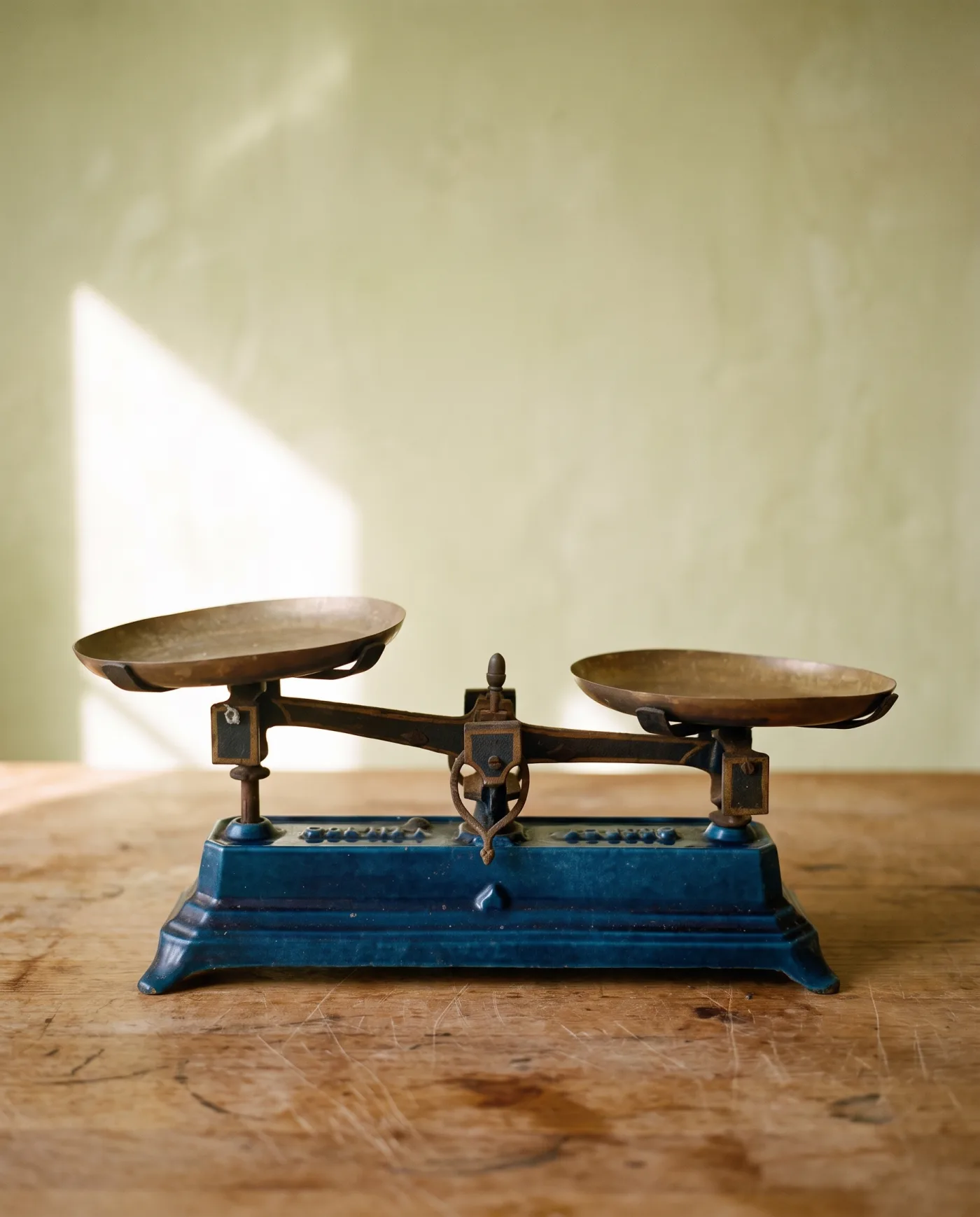 Ancienne balance Roberval en fonte
