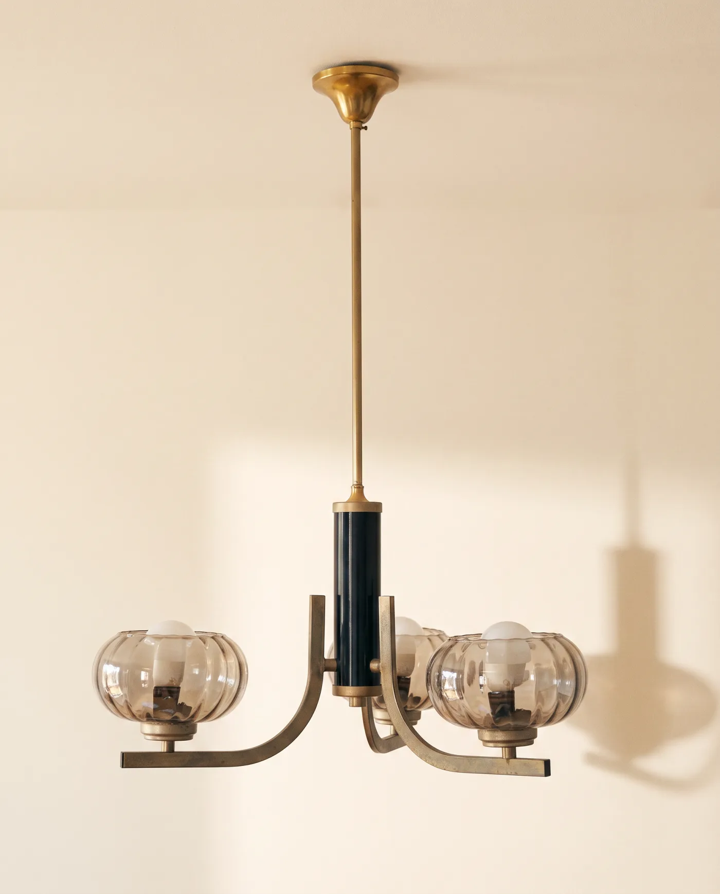 Lustre trois branches, laiton et verre fumé