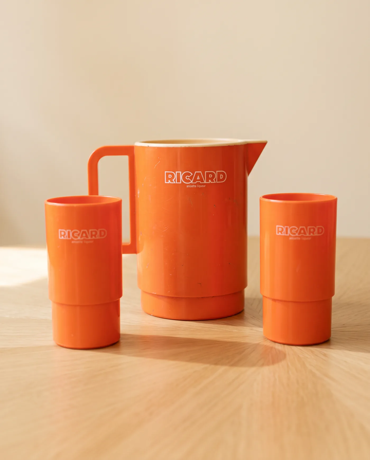 Pichet Ricard orange et deux verres