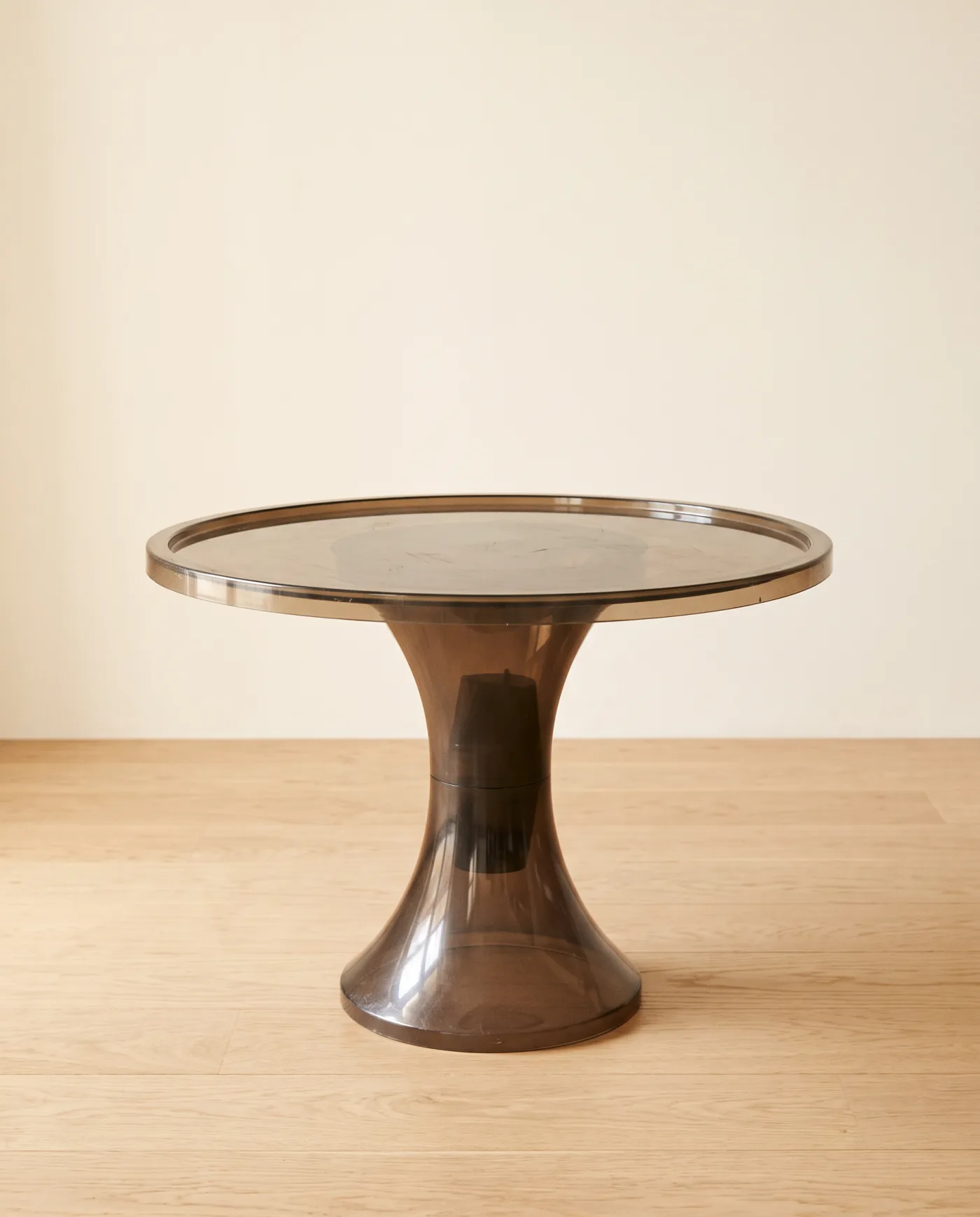 Grande table Tam Tam en plastique fumé