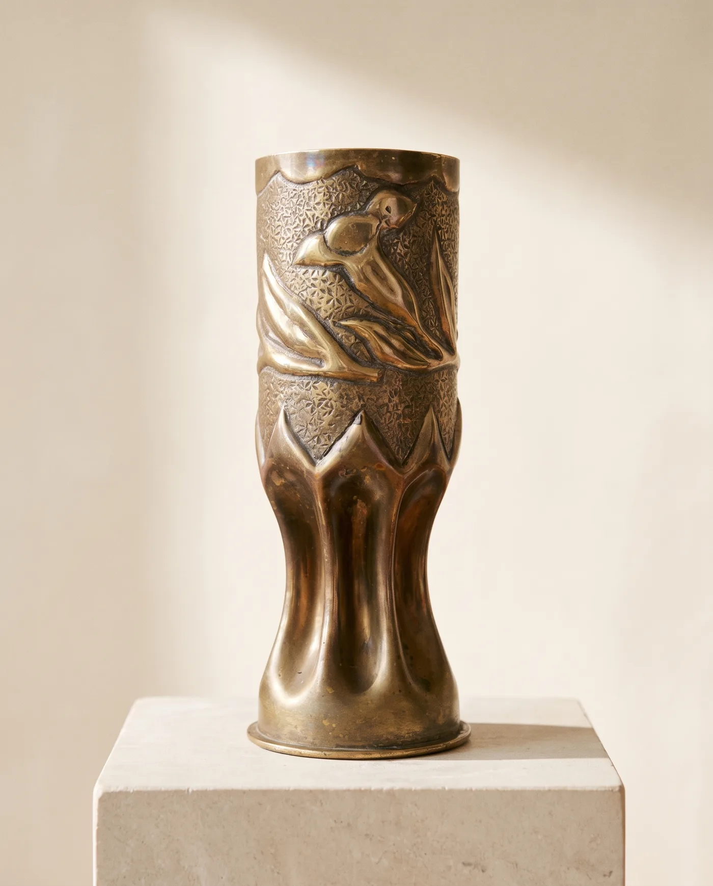 Vase obus sculpté, art des tranchées
