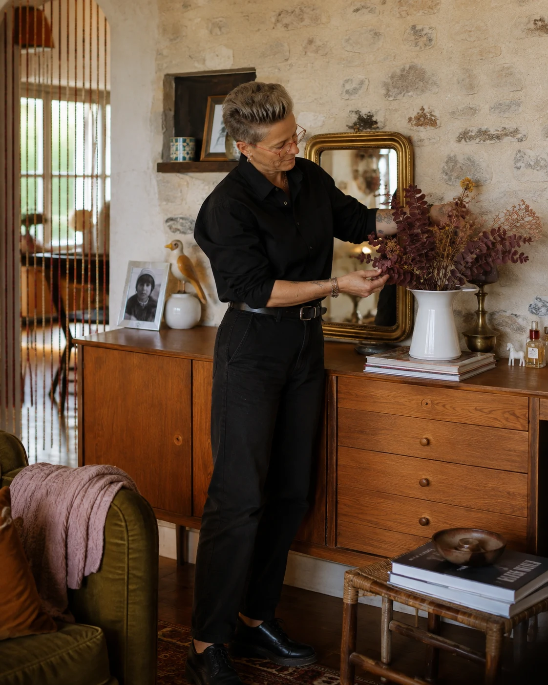Stéfani compose un bouquet de fleurs séchées dans son intérieur chaleureux