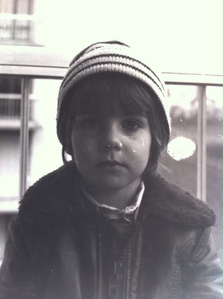 Stéfani enfant, coiffée d’un bonnet rayé